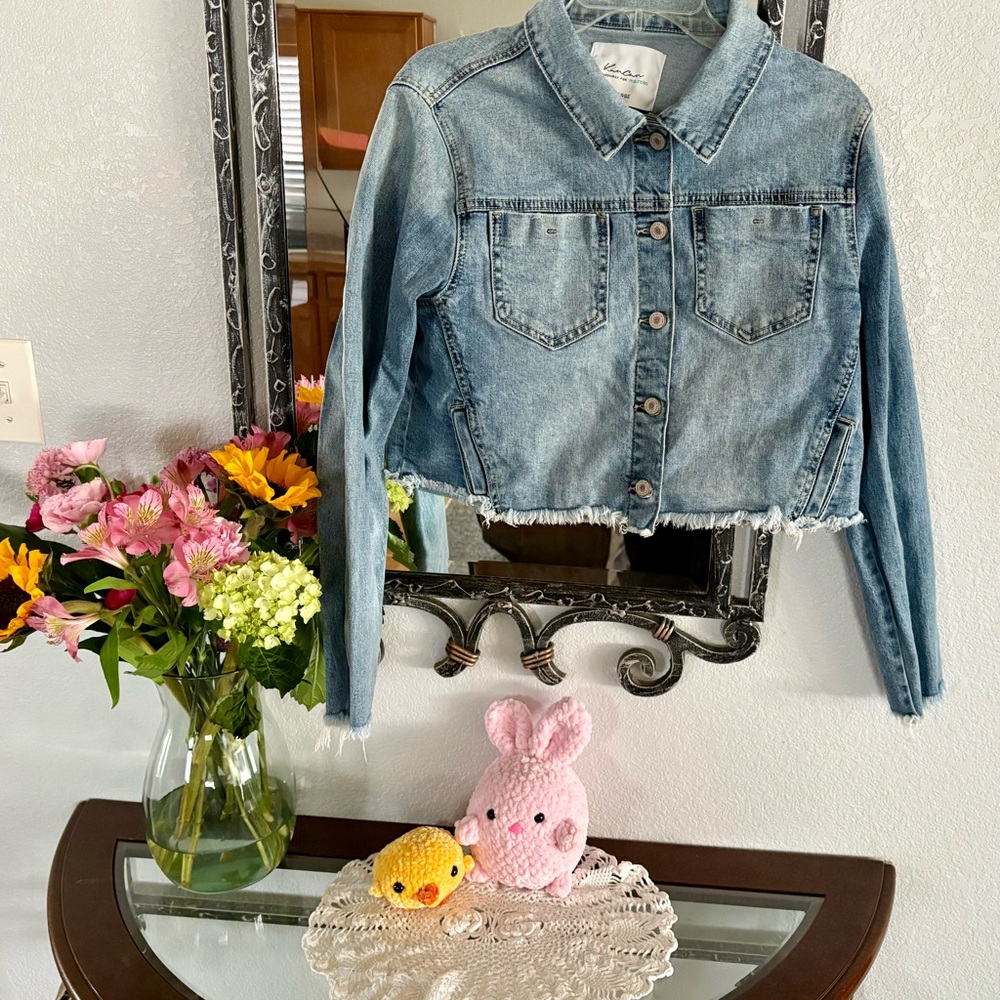 Light Blue Cropped Denim Jacket - Picture 2 of 4